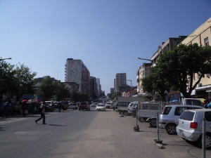 Eine Straße in Maputo